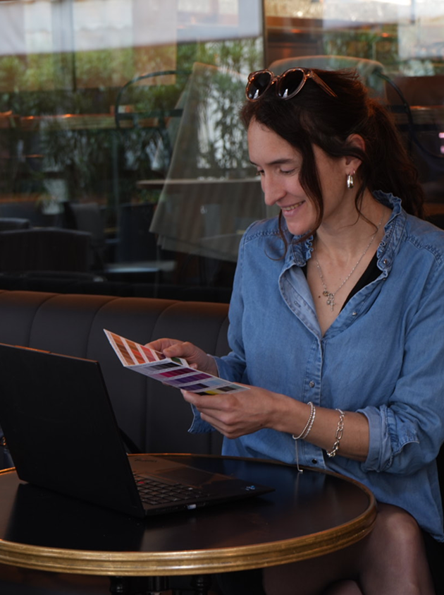 Elisabeth de Montety experte en colorimétrie réalisant des diagnostics de sous-ton de peau pour les femmes pour trouver la saison