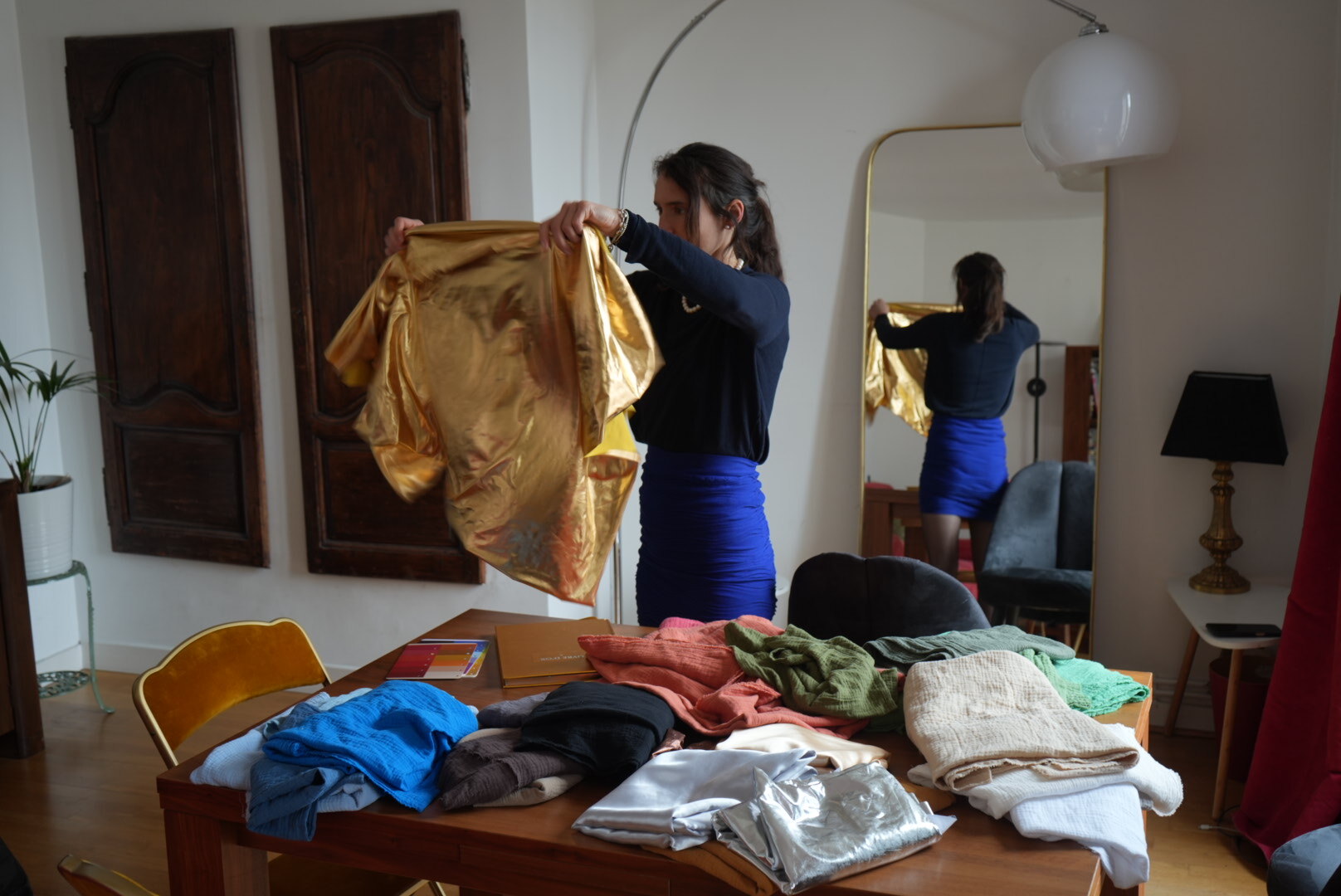 Elisabeth de Montety experte en colorimétrie réalisant des diagnostics de sous-ton de peau pour les femmes pour trouver la saison